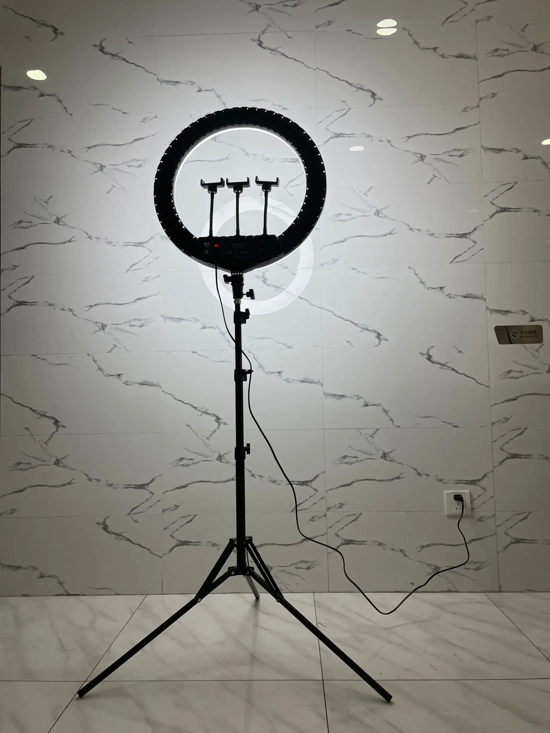HQ-21n 21 Inch LED Ring Light  - Lighting In Photography のレビューと価格
